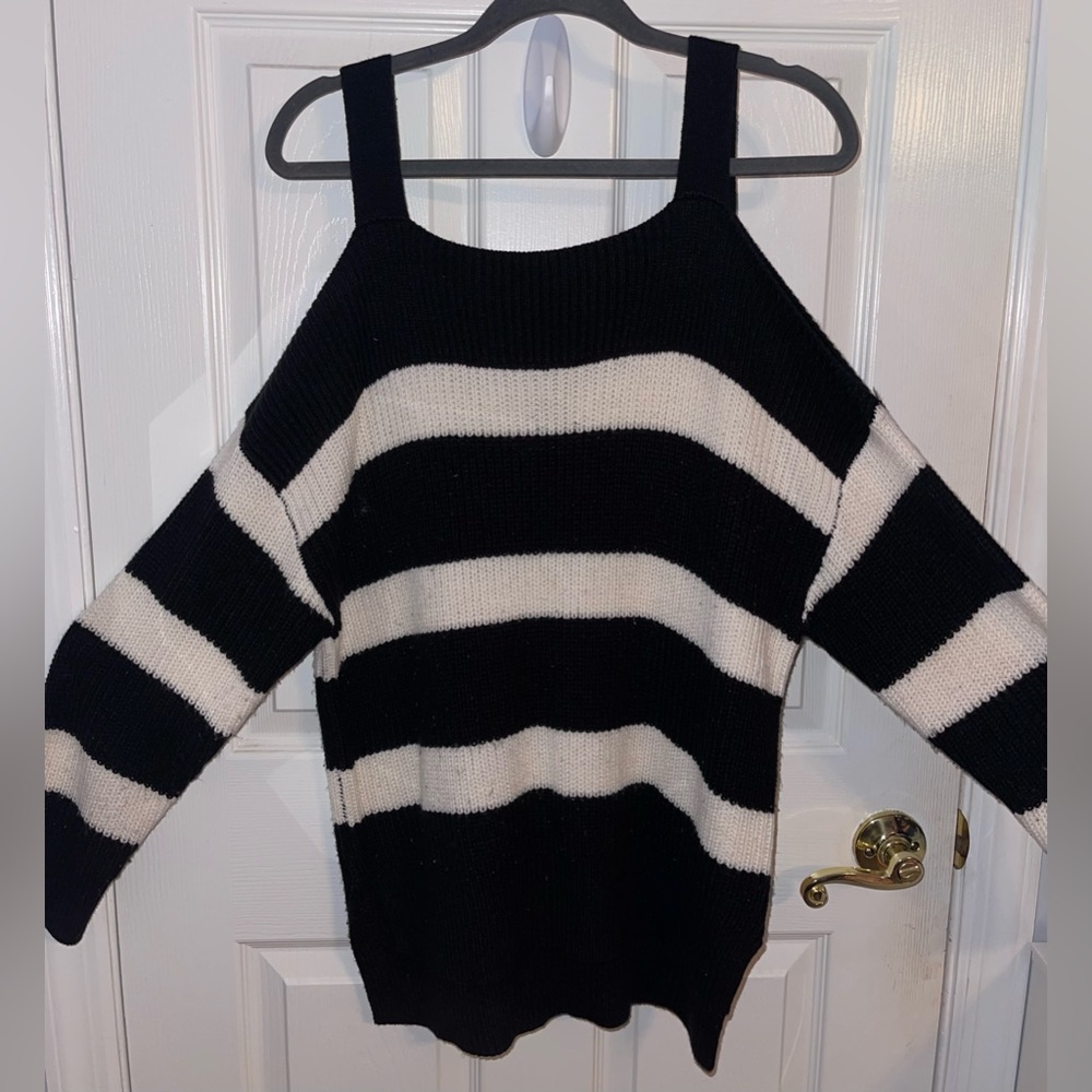 open shoulder black and white striped knitted blouse